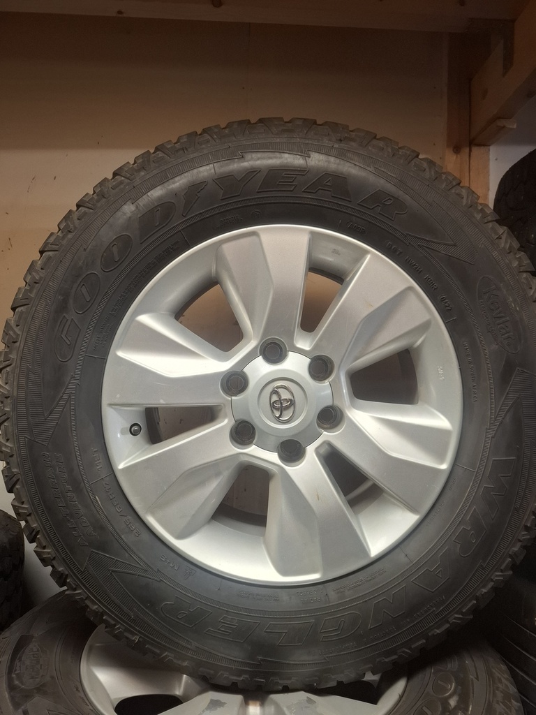 Käytetyt Toyota Hi-Lux orginal vanne+265/65r17 Goodyear